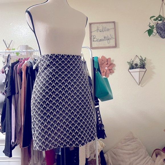 - Volcom mini skirt large - Picture 3 of 7